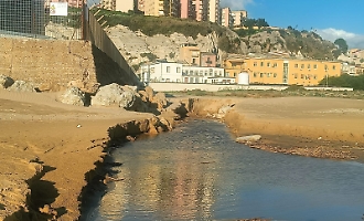 Il dissalatore mobile a Porto Empedocle &egrave; il "Cavallo di Troia" sulla spiaggia di Camilleri: il comitato Mare Nostrum attacca e chiede risposte immediate