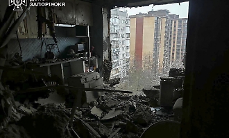 Raffineria russa in fiamme dopo attacco di droni ucraini. Esplosioni anche a Kiev