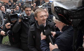 Garlasco, il ritorno di Stasi in aula: tra nuova perizia sul Dna e vecchie ferite che non si rimarginano