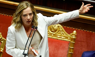 Un &ldquo;super Pc&rdquo; sotto l&rsquo;albero per Meloni: la colletta di FdI tra regole, prassi e simbologie del potere