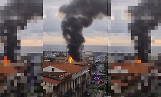 Incendio devasta tetto a Riposto: fiamme dal casotto antenna telefonica