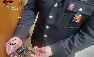 Inseguimento notturno ad Adrano: denunciati due ventenni con pistola a salve e arnesi da scasso