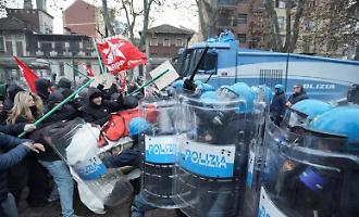Scontri a Torino dopo lo sgombero di Askatasuna: bombe carta, idranti e cariche nel corteo