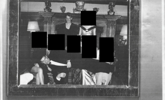 Caso Epstein, l'ex principe Andrea ritratto sdraiato su due donne a Sandringham