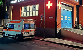 Motociclista perde il controllo del mezzo e muore nel Messinese: la moglie resta ferita