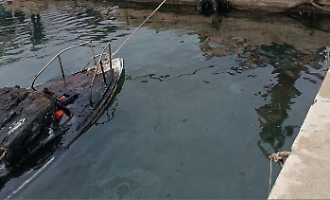 Allo sbarcadero Santa Lucia di Siracusa, barca in fiamme al mattino: soccorsi rapidi, rischio ambientale sotto controllo