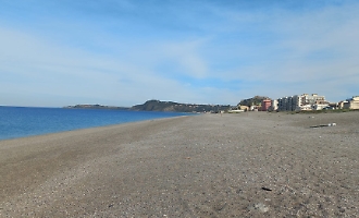 Shock a Milazzo, imbracciando un fucile da caccia rapina una coppietta appartata in spiaggia