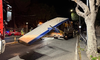 Tir incastrato perde tetto