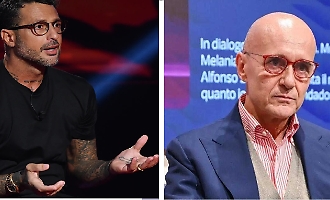 &ldquo;Alle sei del mattino, quattordici agenti&rdquo;: perch&eacute; Fabrizio Corona &egrave; indagato per &ldquo;diffusione di materiale sessualmente esplicito&rdquo; dopo la querela di Signorini