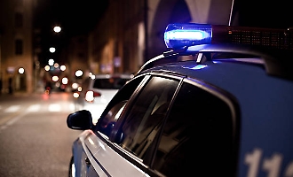 Anziana e il figlio assaliti nel cortile di casa: due rapinatori messi in fuga da un vicino