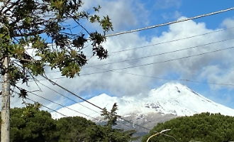 Neve sull'Etna: sui social il vulcano diventa una "cartolina di Natale"