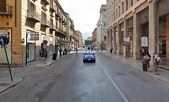 A spasso in centro a Palermo con un tirapugni-taser: 19enne arrestato dalla Polizia