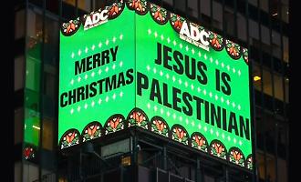 &ldquo;Ges&ugrave; &egrave; palestinese&rdquo;: il cartellone che accende il Natale a Times Square