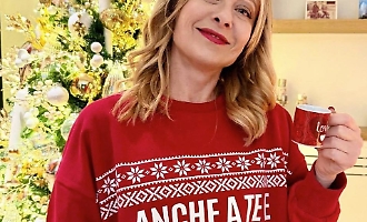 &ldquo;A te e famiglia&rdquo;. Natale in politica tra maglioni, videomessaggi e riti: la comunicazione delle feste diventa campo di battaglia