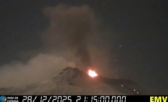 Etna, la Voragine sputa cenere: attivit&agrave; stromboliana con getti fino a 100 m