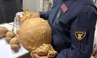 Su un furgone con oltre 220 kg di botti pericolosi: "Sono per la famiglia e i vicini di casa". E la Polizia li arresta