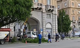 Piazza Giulio Cesare, via alla demolizione delle baracche: &laquo;Parte la rigenerazione tra stazione e via Maqueda&raquo;
