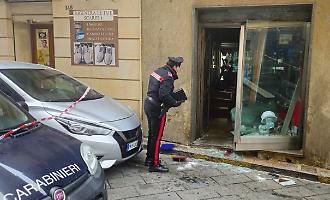 Paura a Enna: gioielleria La Tora svaligiata nella notte con una mini gru, una transenna abbandonata durante la fuga