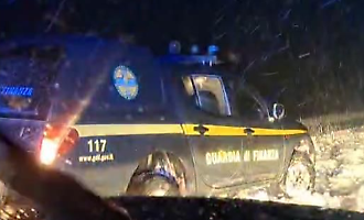 Famiglia svizzera si avventura sull'Etna con una bimba di 4 anni: salvata dalla Guardia di Finanza