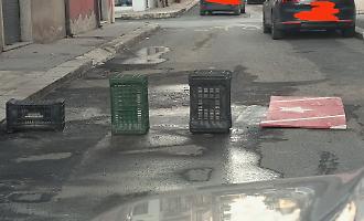 A Vittoria coprono le buche con le cassette dell'ortofrutta