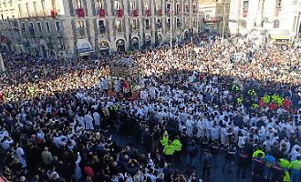 Ritardi, folla e polemiche, ma Sant&rsquo;Agata vince ancora: la festa dei 900 anni conquista Catania