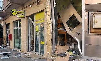 Colpo da 200mila euro a Grammichele: sradicati due bancomat alle Poste con un escavatore