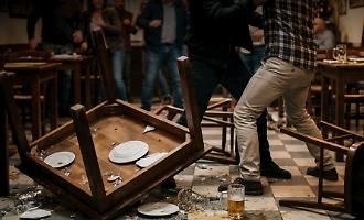 Boccale di birra, piatto di pizza e tavolo rovesciato: violenza shock in una pizzeria di Acireale