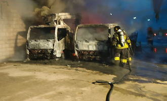 Tre mezzi in fiamme nell'azienda del marito di una consigliera comunale: sospetto atto doloso