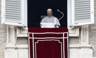 Donne vittime di violenza e l'appello alla pace nell'Angelus del Papa: richiamo alla pari dignit&agrave; delle donne e solidariet&agrave;