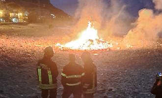 Vampe di San Giuseppe a Palermo: feriti cinque Vigili del fuoco allo Zen, in fiamme cataste di legna, auto e immondizia in tutta la citt&agrave;