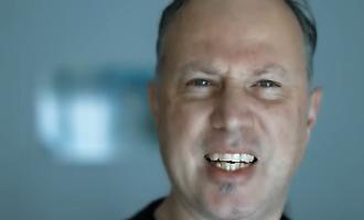 "Musica liquida", il nuovo singolo di Daniele Guastella: il manifesto contro l'"anestesia emotiva" e la dittatura degli algoritmi