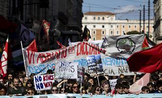 Il corteo No Kings per un mondo senza re e senza armi: il filo rosso che unisce Roma, Londra e gli USA VIDEO | Ilaria Salis perquisita diventa un caso