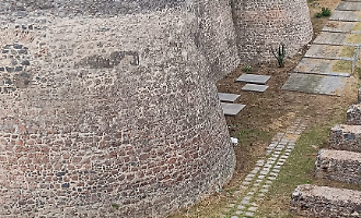 Rifiuti nel fossato del Castello Ursino