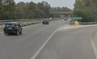 Esce dalla sua auto cappottata, muore travolto da vettura sull'A29