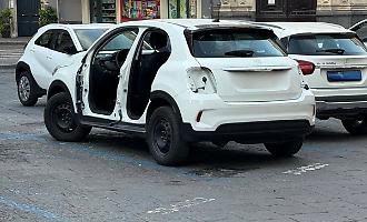 Il fenomeno delle auto cannibalizzate in strada a Catania: smontate in pochi minuti, un incubo per i proprietari
