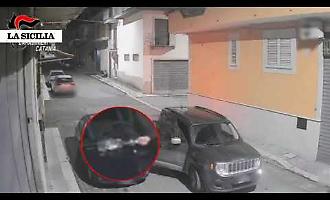 Molotov contro una Peugeot di un rivale in una storia sentimentale: due giovani arrestati a Palagonia