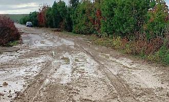 Troppe buche, la strada &egrave; impraticabile: il parroco di Santa Rita la sistema da s&eacute;. &laquo;Avanti poco alla volta&raquo;