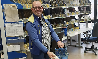 Le scarpe dei portalettere operanti nel Ragusano diventano pavimento antitrauma per i bambini