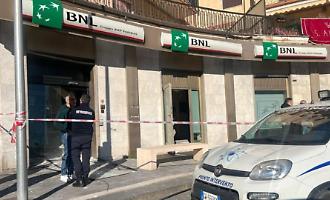 Assalto al bancomat con l&rsquo;esplosivo: sportello sventrato e soldi portati via