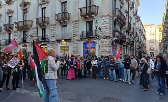 La "flotilla di terra" grida ancora, anche da Catania: &laquo;L'Italia intervenga contro i rapimenti illegali: tutti liberi&raquo;