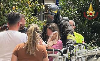 Librino, i vigili del fuoco domano un incendio partito dal vano contatori: evacuato un palazzo