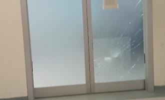 Ragusa, momenti di forte tensione al pronto soccorso: frantumato il vetro di una porta