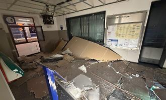Esplosione nella notte alla stazione di Giarre per far saltare la biglietteria: sala d'attesa devastata e furto fallito