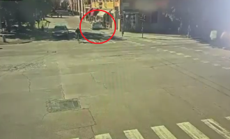 Modena, l'auto ad alta velocit&agrave; e la folla falciata: il video della strage mancata
