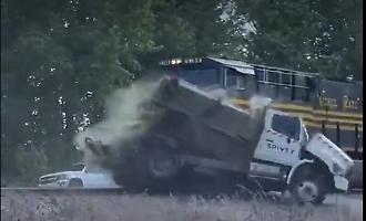 Locomotore travolge camion per lo spurgo in Viginia