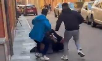 La cattura di Salim El Koudri: nel video un gruppo di persone (tra cui due pakistani) che lo bloccano