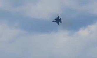 Jet militari si scontrano in volo, equipaggi salvi: il video shock della collisione