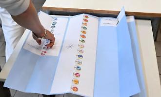 Il Centrosinistra fa 10-6 nei capoluoghi: radicamento e polemiche; Renzi sfida Meloni