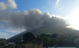 Stromboli, boato e densa colonna di fumo: cos&igrave; l'esplosione &ldquo;maggiore&rdquo; rilevata nell&rsquo;area craterica