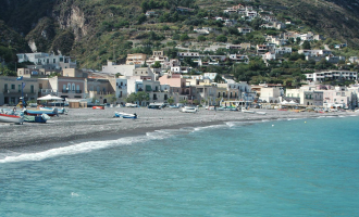 Turista siracusano muore sulla spiaggia di Canneto a Lipari